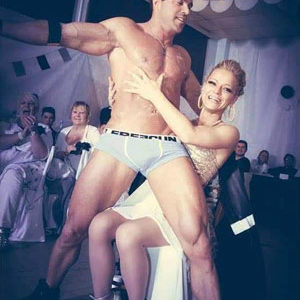 Striptease homme enterrement de vie de jeune fille